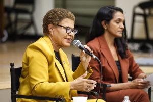 Η δήμαρχος του Λος Άντζελες Karen Bass και η δημοτική σύμβουλος Nithya Raman