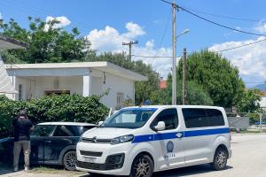Αστυνομία έξω από το σπίτι στην Αιγιαλεία όπου βρέθηκαν νεκροί μητέρα και γιος