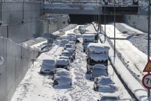 Αυτοκίνητα εγκλωβισμένα στην Αττική Οδό λόγω χιονιά