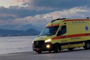 Ασθενοφόρο του ΕΚΑΒ σε λιμάνι