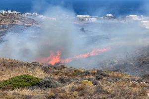 Φωτιά στη Σύρο, εκδηλώθηκε στην περιοχή της Αμπέλας