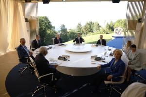 Ο Γερμανός Καγκελάριος Φρίντριχ Μερτς, ο Βρετανός πρωθυπουργός Κιρ Στάρμερ, ο πρόεδρος των ΗΠΑ Ντόναλντ Τραμπ, ο Γάλλος πρόεδρος Εμανουέλ Μακρόν, ο Καναδός πρωθυπουργός Μαρκ Κάρνεϊ, η Ιταλίδα πρωθυπουργός Τζόρτζια Μελόνι, η πρωθυπουργός της Ιαπωνίας Σαναέ Τακαΐτσι, ο Πρόεδρος του Ευρωπαϊκού Συμβουλίου Αντόνιο Κόστα και η Πρόεδρος της Ευρωπαϊκής Επιτροπής Ούρσουλα φον ντερ Λάιεν στη σύνοδο της G7