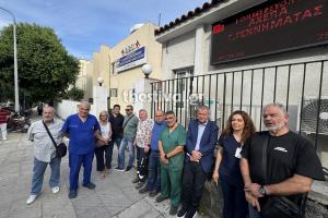 Εκπρόσωποι εργαζομένων έξω από νοσοκομείο της Θεσσαλονίκης