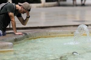 Άντρας στην Ισπανία δροσίζεται σε σιντριβάνι εν μέσω καύσωνα