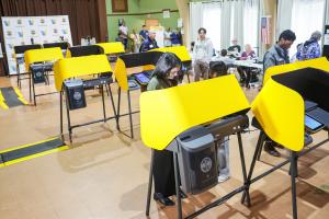 Η υποψήφια δήμαρχος του Λος Άντζελες Νίθια Ράμαν, ρίχνει την ψήφο της σΡ εκλογικό τμήμα
