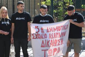 Παιδιά με πανό έξω από το δικαστήριο για τον θάνατο του 11χρονου Μ΄'αριου