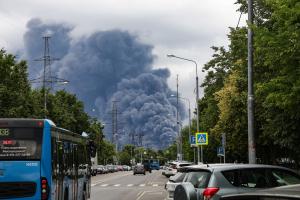 Καπνός υψώνεται στο βάθος σαυτοκινητόδρομου, μετά από επίθεση με ουκρανικό drone, στη Μόσχα