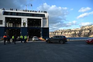 Πλοίο φορτώνει επιβάτες και οχήματα σε λιμάνι νησιού