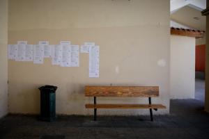 Αποτελέσματα Πανελληνίων τοιχοκολλημένα σε τοίχο σχολείου