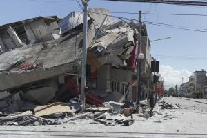 Ισοπεδωμένο κτίριο από τον σεισμό στις Φλιππίνες