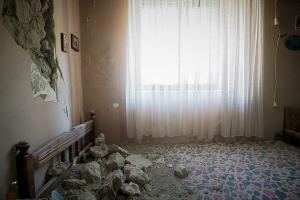 Καταστροφές σε υπνοδωμάτιο στην Εύβοια από τον σεισμό