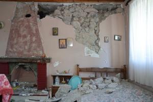 Ζημιές σε σπίτι από τον σεισμό στην Εύβοια