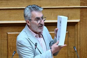 Ο Ξανθόπουλος στο βήμα της Βουλής