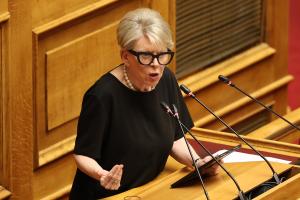 Η Έλενα Ακρίτα στο βήμα της Βουλής