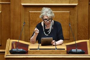 Η Έλενα Ακρίτα στο βήμα της Βουλής