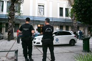 Αστυνομικοί έξω από το δικαστήριο που απολογήθηκαν οι αστυνομικοί για τον πυροβολισμό του 20χρονου