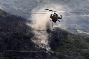 Φωτιά - Δερβένι Θεσσαλονίκης, ελικόπτερο επιχειρεί κατάσβεση