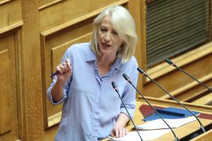 Η Ρένα Δούρου στο βήμα της Βουλής