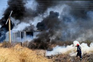 Έκρηξη και φωτιά σε εργοστάσιο στα Εξαμίλια Κορίνθου