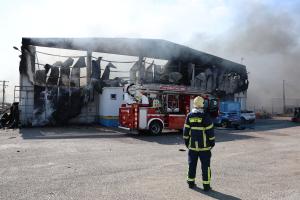 Αποκαΐδια η επιχείρηση με τα ανταλλακτικά στοιν Ασπρόπυργο