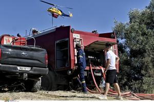 Πυροσβέστες και ελικόπτερο επιχειρούν σε φωτιά