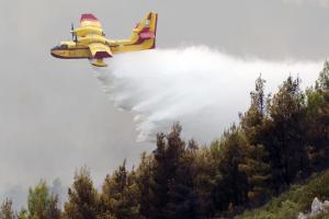 Ρίψη νερού από καναντέρ σε φωτιά