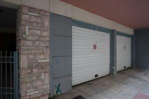Νεαρό ζευγάρι εντοπίστηκε νεκρό μέσα σε όχημα παρκαρισμένο σε γκαράζ πολυκατοικίας στον Πειραιά