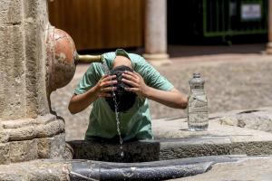 Ένας τουρίστας δροσίζεται σε ένα σιντριβάνι στην Κόρδοβα της Ισπανίας