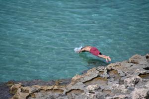 Άνθρωπος βουτά στην θάλασσα