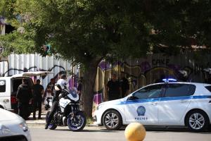Αστυνομία στο σημείο όπου βρέθηκε σορός γυναίκας σε βαλίτσα στην Κυψέλη