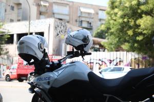 Μηχανή της ΕΛΑΣ στο σημείο όπου εντοπίστηκε η βαλίτσα στην Κυψέλη