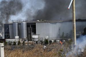 Έκρηξη και πυρκαγιά σε εργοστάσιο στα Εξαμίλια