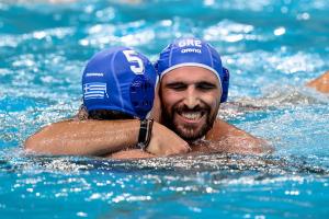 Σκουμπάκης και Αργυρόπουλος της Εθνικής Ομάδας πόλο ανδρών πανηγυρίζουν την κατάκτηση του World Cup