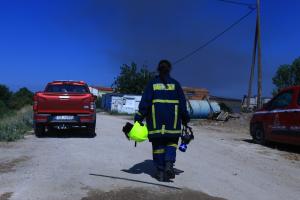Πυροσβέστρια μεταβαίνει σε κατάσβεση φωτιάς
