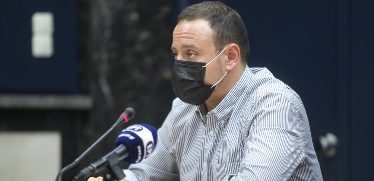 ΓΚΙΚΑΣ ΜΑΓΙΟΡΚΙΝΗΣ ΜΕ ΜΑΣΚΑ ΔΗΛΩΣΕΙΣ