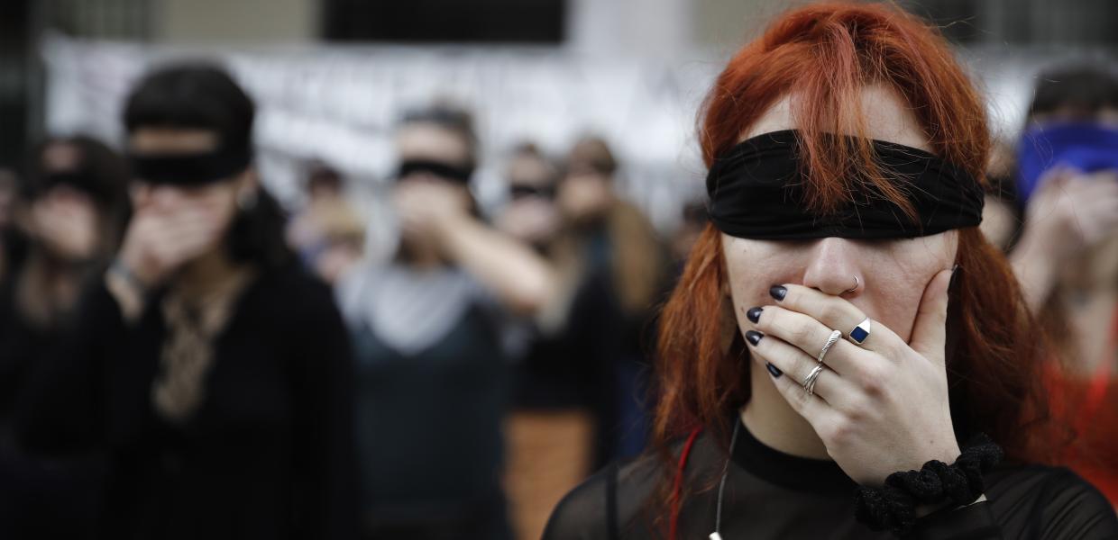 Γυναίκα συμμετέχει σε διαμαρτυρία για την έμφυλη και ενδοοικογενειακή βία