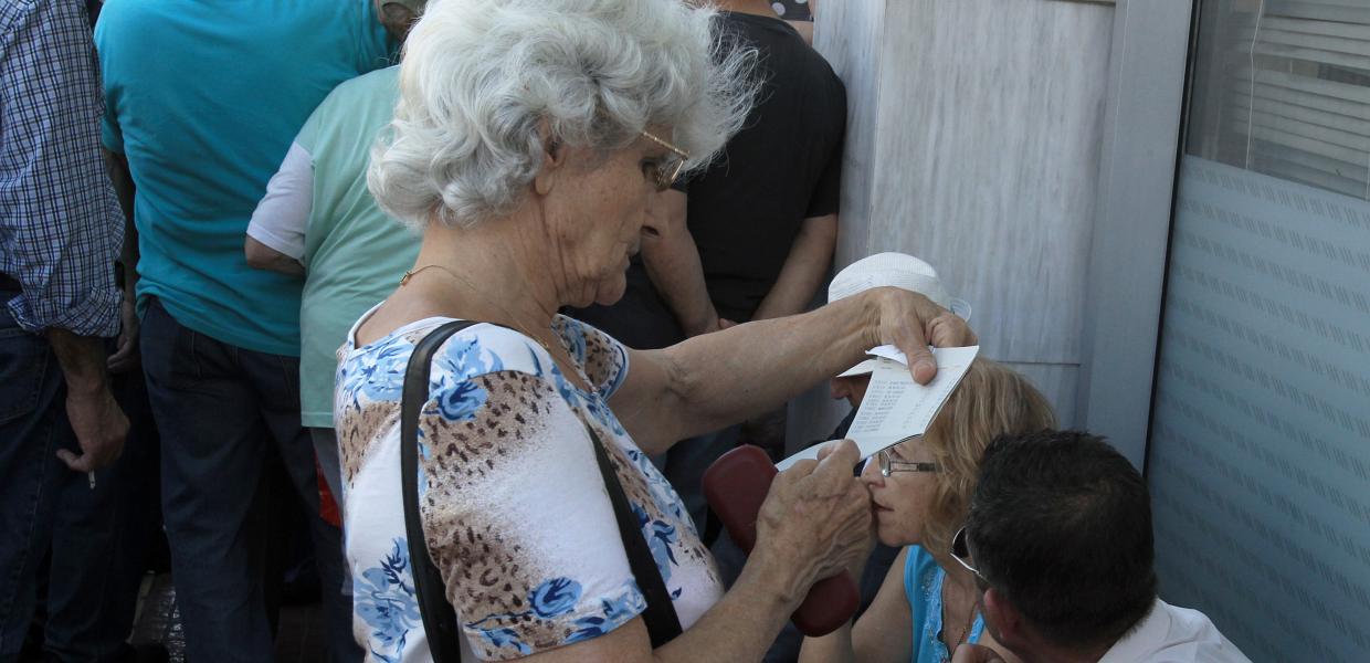 Ηλικιωμένη γυναίκα συνταξιούχος καλοκαίρι