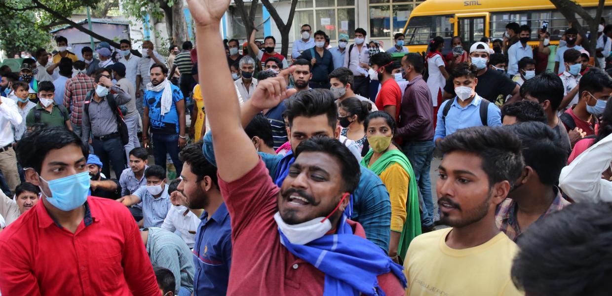 Διαδηλωτές στο Νέο Δελχί διαμαρτύρονται για τον ομαδικό βιασμό 19χρονης γυναίκας που πέθανε