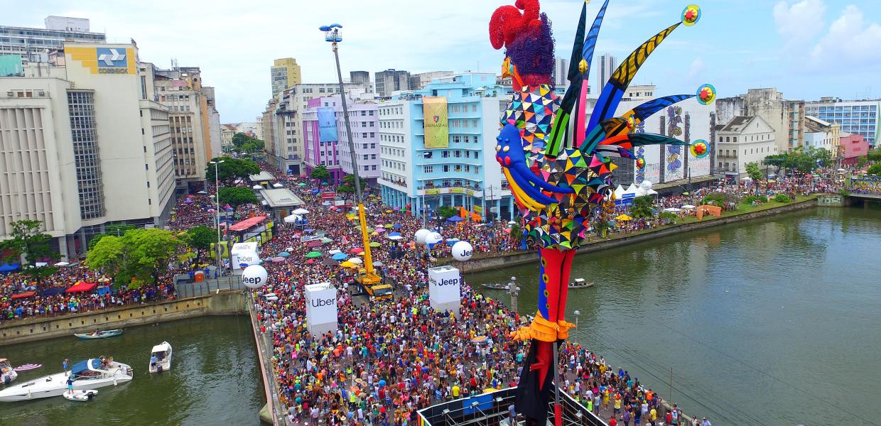 Πλήθος κόσμου στο καρναβάλι στην πόλη Recife της Βραζιλίας