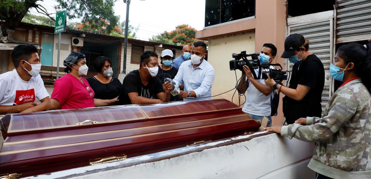 Το φέρετρο με τη σορό του δολοφονημένου δημοσιογράφου Luis Almendares