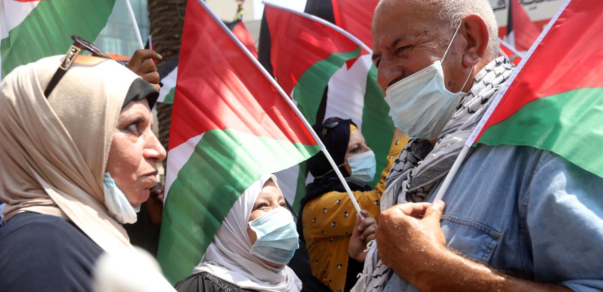 Παλαιστίνιοι κρατάνε σημαίες