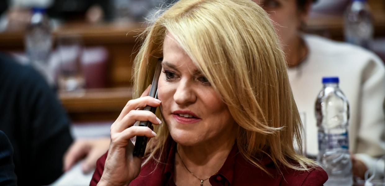 ΘΕΟΔΩΡΑ ΤΖΑΚΡΗ ΜΕ ΤΗΛΕΦΩΝΟ
