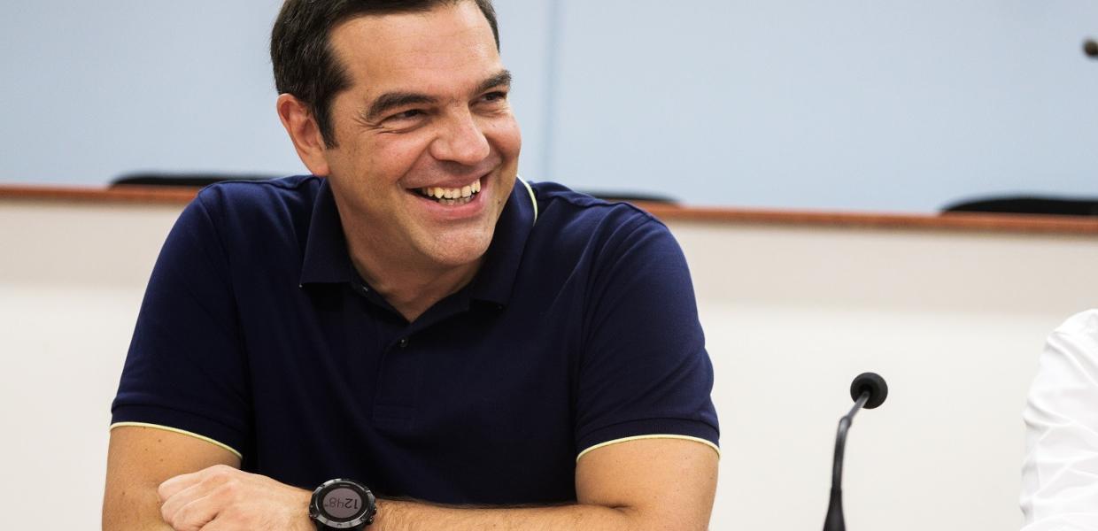 Τσίπρας χαμογελαστός