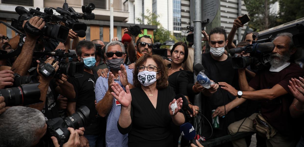 Οι γονείς του Παύλου Φύσσα έξω από το Εφετείο Αθηνών