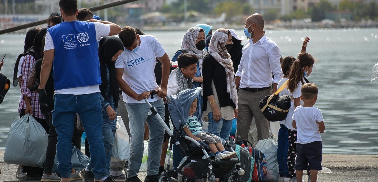 Οικογένειες προσφύγων το λιμάνι της Μυτιλήνης στη Λέσβο