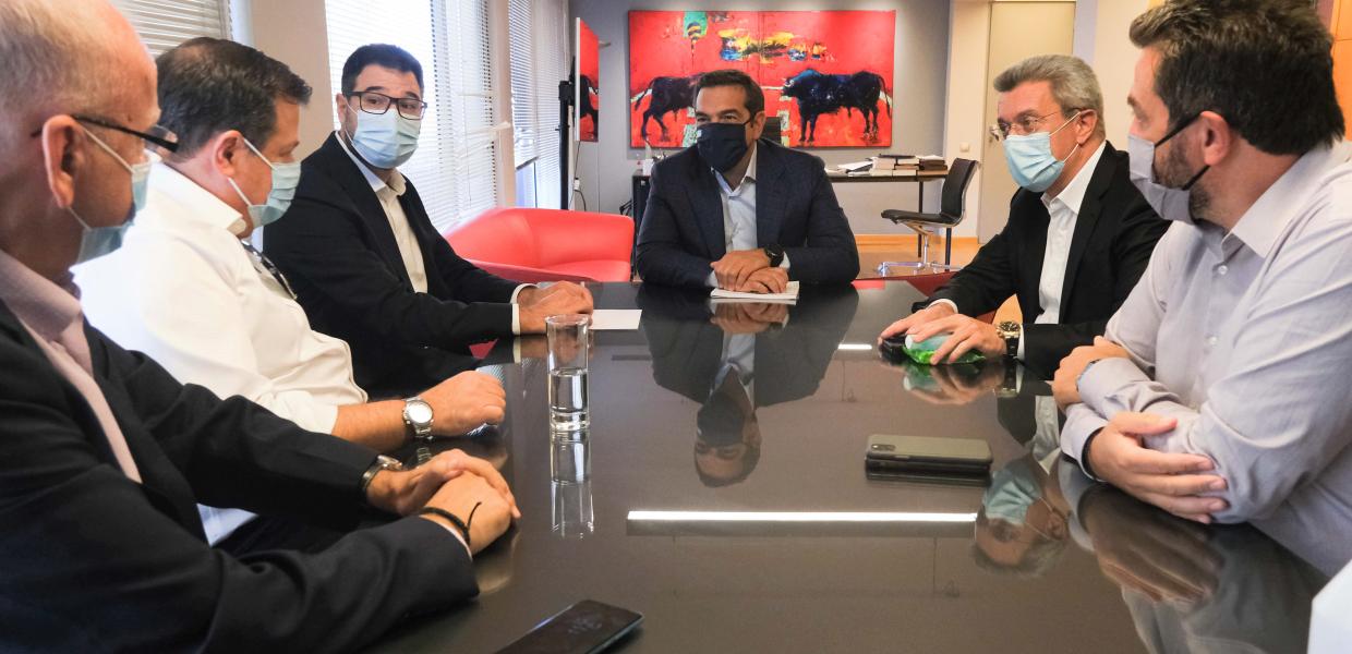 Ο Αλέξης Τσίπρας με τους εκπροσώπους της Ένωσης Ιδιοκτητών Ημερήσιων Εφημερίδων Αθηνών