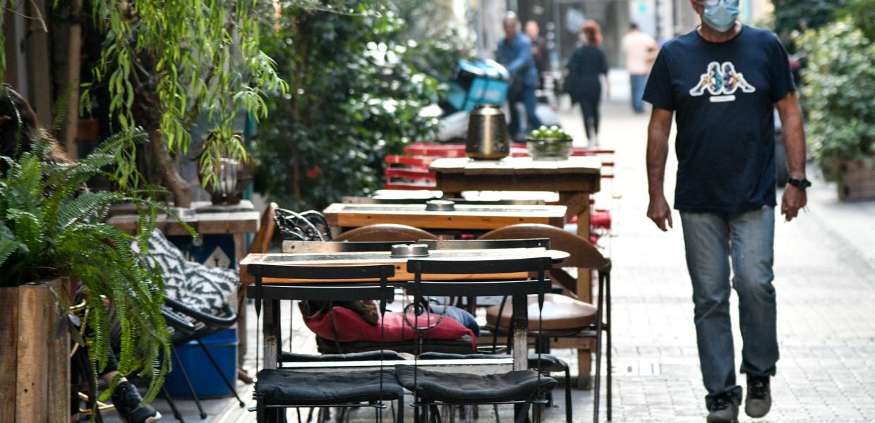 Άνθρωπος δίπλα σε κατάστημα εστίασης