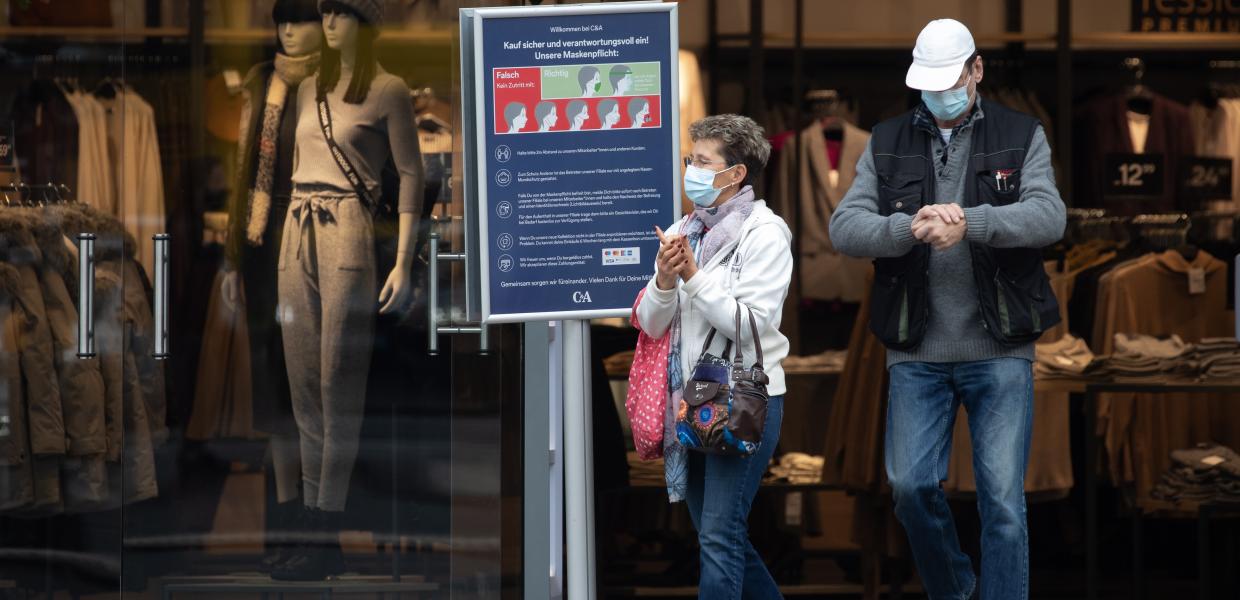 Πολίτες στη Γερμανία με μάσκα λόγω πανδημίας