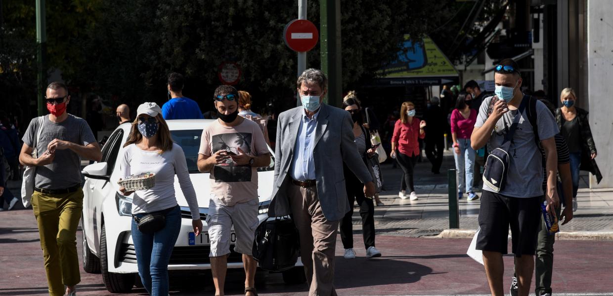 Κόσμος στην Αθήνα με μάσκες