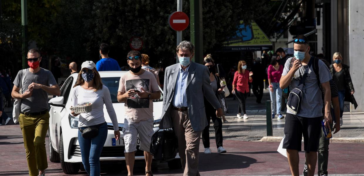 Πολίτες στην Αθήνα με μάσκες λόγω covid19